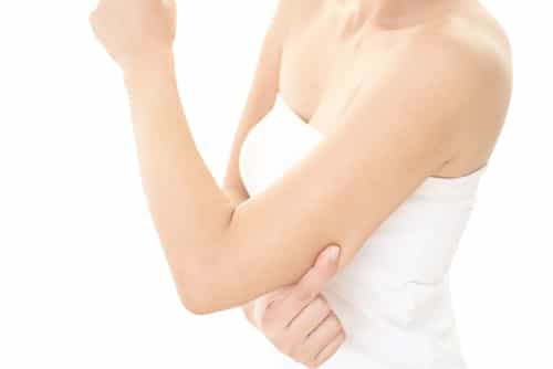 https://www.saltzplasticsurgery.com/wp-content/uploads/2022/03/Woman-checking-her-upper-arm.jpg